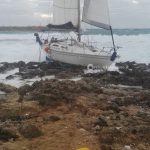 Barca a vela sbattuta sugli scogli: sbarco di fortuna per 33 migranti. Tra di loro anche minori - Corriere Salentino