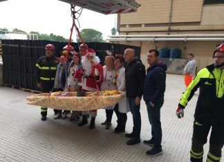 Babbo Natale e i supereroi arrivano in ospedale per una sorpresa ai piccoli pazienti