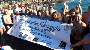 Dalla Marina di Novaglie a Brindisi, le immagini di quel tuffo invernale, in pieno gennaio, che diventa una tradizione - Corriere Salentino