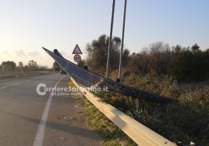 Il maestrale sferza il Salento: abbattuti pali, alberi e cartelloni stradali - Corriere Salentino