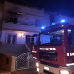 Un cortocircuito alla termocoperta scatena l'Inferno, casa distrutta. Brucia anche una vettura - Corriere Salentino