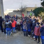 Nardò e Veglie, i pensionati della Cgil e gli alunni delle elementari piantano ulivi nelle scuole - Corriere Salentino