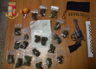 Tra casa e auto droga per lo spaccio, dal garage spuntano rivoltella e munizioni: arrestato
