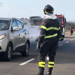 Fiamme e paura sulla 274, auto prende fuoco in movimento: salvo il conducente, mezzo distrutto - Corriere Salentino