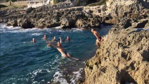 Dalla Marina di Novaglie a Brindisi, le immagini di quel tuffo invernale, in pieno gennaio, che diventa una tradizione - Corriere Salentino