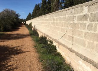 Filo spinato di traverso sul tratto sterrato, un ciclista rischia grosso