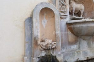 Danneggia la fontana, si ferisce e chiede i danni al Comune. Ma i filmati svelano l'imbroglio - Corriere Salentino