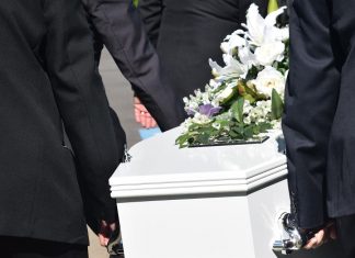 Come organizzare un funerale e gestirne i costi