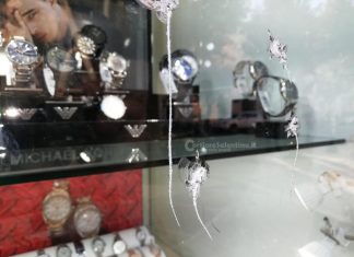 Provano a sfondare la vetrata della gioielleria, ma il “colpo” sfuma. Fallisce anche un furto in casa