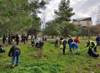 Plogging al quartiere Stadio con gli studenti: con il sindaco cinque classi del Deledda