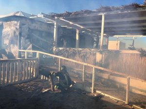 In fiamme il lido del fratello dell’ex assessore Martini, si sospetta l’atto doloso - Corriere Salentino