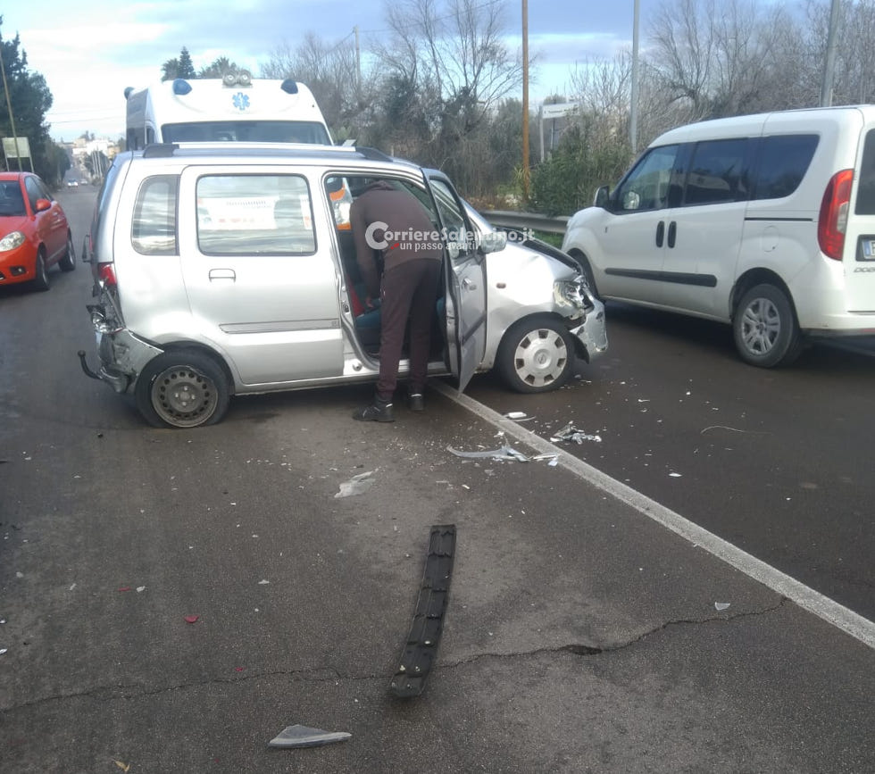 Paura sulla provinciale, violento tamponamento tra furgoncino e auto ...