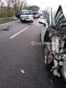 Violento scontro tra auto sulla statale: due feriti. Traffico deviato - Corriere Salentino