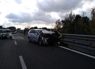 Violento scontro tra auto sulla statale: due feriti. Traffico deviato