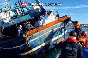 Motopesca incagliato, scongiurato pericolo sversamento: recuperati olii e quintali di combustibile - Corriere Salentino