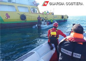 Motopesca incagliato, scongiurato pericolo sversamento: recuperati olii e quintali di combustibile - Corriere Salentino