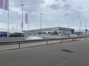 Raffica di colpi contro la vetrata della concessionaria, a Natale fu incendiata un'auto nel piazzale - Corriere Salentino