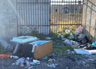 Strada Lecce-Lizzanello, la discarica degli sporcaccioni: defecazione all’aperto e rifiuti