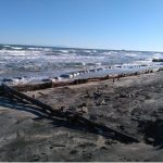 Dopo le mareggiate riemergono palizzate in legno e sacchi di rafia, denunciato l'ex titolare del lido - Corriere Salentino