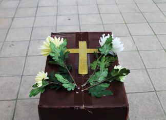 L’iniziativa degli studenti salentini: “Corteo funebre dell’Istruzione italiana e del suo Ministero”