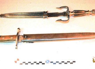 “Sono nei corpi speciali”, ma è nel Salento dall’amante: in casa armi “vietate”