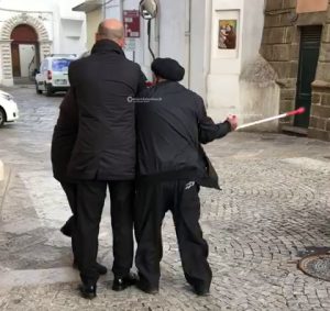 Adescava minori, anziano "pedofilo" aggredito in piazza pochi giorni prima del suo arresto - Corriere Salentino
