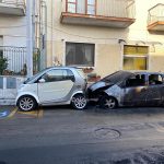 Notte “infernale” in città: cinque vetture in fiamme, raid contro un negozio - Corriere Salentino