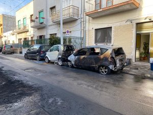 Notte “infernale” in città: cinque vetture in fiamme, raid contro un negozio - Corriere Salentino