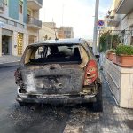 Notte “infernale” in città: cinque vetture in fiamme, raid contro un negozio - Corriere Salentino