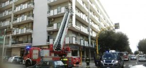 Il maestrale sferza il Salento e sradica una decina di alberi. "Pioggia" di calcinacci in città - Corriere Salentino