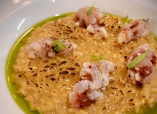 Finto riso al telefono con tartare di triglia e pomodorino infornato; all’Alex ristorante, la ricetta Coi fiocchi di Alessandra Civilla