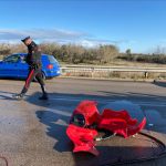 Il serbatoio si stacca dal furgone, un altro mezzo lo colpisce: sversati in strada 2 quintali di carburante - Corriere Salentino