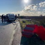 Il serbatoio si stacca dal furgone, un altro mezzo lo colpisce: sversati in strada 2 quintali di carburante - Corriere Salentino