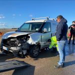 Il serbatoio si stacca dal furgone, un altro mezzo lo colpisce: sversati in strada 2 quintali di carburante - Corriere Salentino