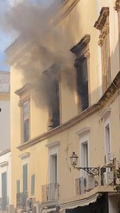 Paura nel centro storico: scoppia incendio nella casa della famiglia del senatore Barba - Corriere Salentino