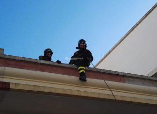 Dal cumulo di legna sul terrazzo partono le fiamme: paura per mamma e bimba