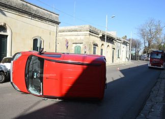 Furgoncino si ribalta nelle vicinanze della stazione: ferito il conducente