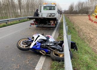 Fuori strada con la moto: muore giovane mamma, ferito il marito