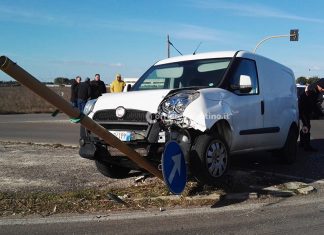 Incidente all’incrocio: furgoncino contro la segnaletica. Traffico rallentato sulla statale 275