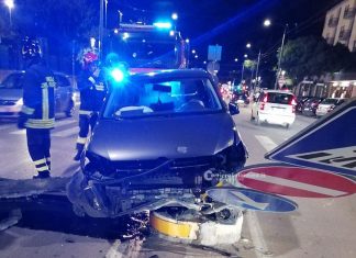 Paura sul viale: accusa malore e si schianta contro lo spartitraffico, donna in ospedale