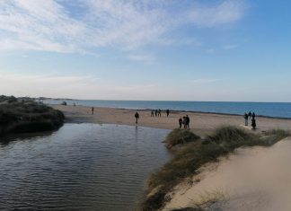 Paura a Torre Chianca, si chiude la foce del fiume che straripa: la protezione civile a lavoro