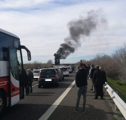 Agguato in autostrada contro i tifosi leccesi: scontri con ultras del Bari. Mezzo dato alle fiamme - Corriere Salentino
