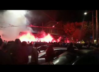 I tifosi abbracciano i beniamini giallorossi dopo la vittoria a Napoli