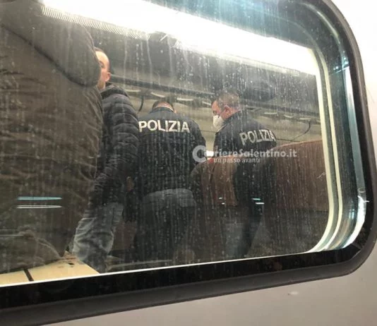 Passeggeri bloccati nel treno a Lecce per un sospetto coronavirus. Le porte si aprono alle 22:35