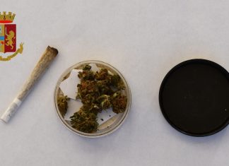 Sorpresi a fumare uno spinello, in auto spunta altra “erba”: giovane coppia nei guai