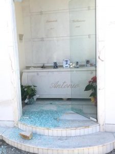 Vandali in azione nel cimitero: in frantumi porta a vetri di una cappella privata - Corriere Salentino