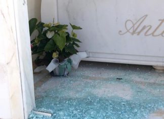 Vandali in azione nel cimitero: in frantumi porta a vetri di una cappella privata