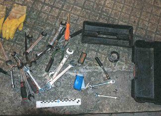 Colti sul fatto mentre smontano gps da furgoncino per disabili appena rubato: due arresti