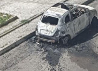 Incendio poco prima dell’alba: brucia una Fiat 500, fiamme si estendono ad una Micra