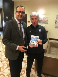 Gasperini, panchina d’oro 2019, ricorda il suo maestro leccese, Mimmo Renna, e riceve un premio - Corriere Salentino